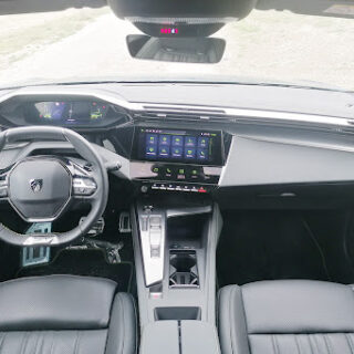 Peugeot 408 sürücü karşılama