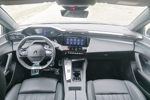 Peugeot 408 sürücü karşılama